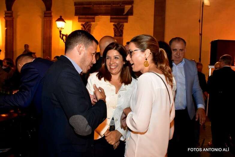 Los líderes de Nueva Canarias y Juntos por Telde, en el pregón de San Juan (Foto TA)